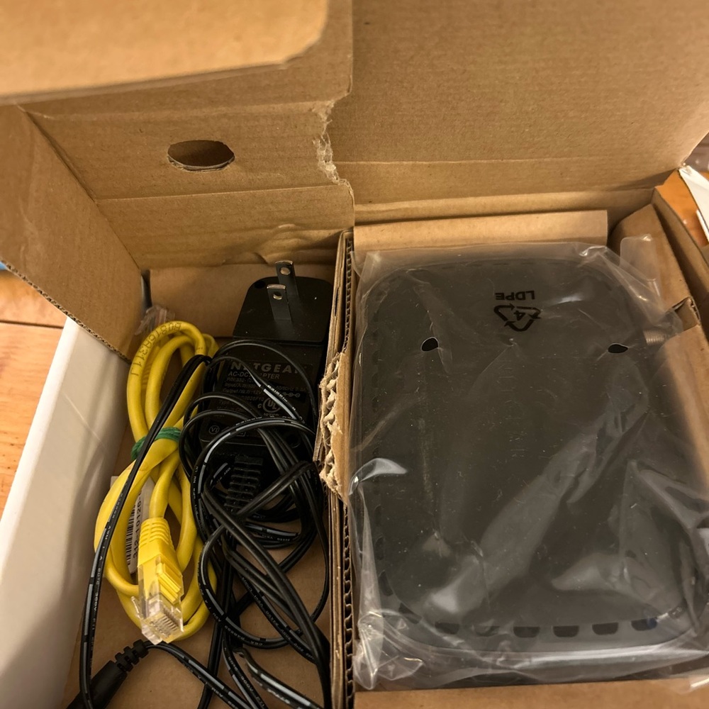 CM400 High Speed Cable Modem DOCSIS 3.0 - Picture 2 of 2